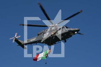 2022-08-03 - Italian Air Force helicopter with Italian flag - FRECCE TRICOLORE PAN - AIR SHOW - NEWS - CHRONICLE