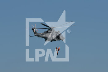 2022-08-03 - Simulation of shipwrecked recovery with helicopter intervention of the Italian Air Force - FRECCE TRICOLORE PAN - AIR SHOW - NEWS - CHRONICLE
