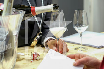 2022-04-10 - A wines sommelier holds a wine tasting in one of the stand in Vinitaly fair 2022 - 54TH EDITION OF VINITALY - INTERNATIONAL FAIR OF WINES IN VERONA - NEWS - EVENTS