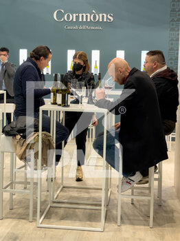 2022-04-10 - Visitors tasting a wines during the 2022 Vinitaly edition in Verona - 54TH EDITION OF VINITALY - INTERNATIONAL FAIR OF WINES IN VERONA - NEWS - EVENTS