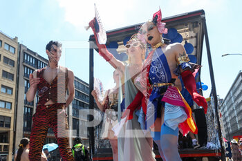 2022-07-02 - Members of the Lesbian, Gay, Bisexual and Transgender (LGBT+) community gather together after taking part in the annual Pride Parade in the streets of Milano in Italy on July 2, 2022 - PRIDE MILANO 2022 - NEWS - EVENTS