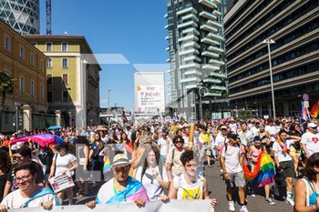 2022-07-02 - Members of the Lesbian, Gay, Bisexual and Transgender (LGBT+) community gather together after taking part in the annual Pride Parade in the streets of Milano in Italy on July 2, 2022 - PRIDE MILANO 2022 - NEWS - EVENTS