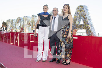 2022-07-02 - Taormina Messina, Italy, July 2, 2022, 68th Taormina Film Fest.
In the pic: Roberta Pacetti, Giuseppe Tornatore and Marianna Tornatore attend the red carpet at the Taormina Film Fest 2022. - 68TH TAORMINA FILM FEST 2022 - NEWS - EVENTS