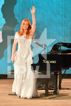 2022-07-02 - Photo LiveMedia/Carmelo Imbesi. Taormina Messina, Italy, July 2, 2022, 68th Taormina Film Fest.
In the pic: Noemi performs on Teatro Antico stage during the Taormina Film Fest 2022. - 68TH TAORMINA FILM FEST 2022 - NEWS - EVENTS
