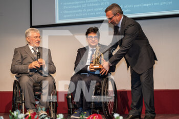 2022-07-04 - Luca Pancalli (President of the CIP Italian Paralympic Committee) receives the Olympus award from Giovanni Izzo Vice President of CIP Veneto and Ruggero Vilnai President of CIP Veneto - LUCA PANCALLI RECEIVES THE OLYMPUS AWARD - NEWS - EVENTS