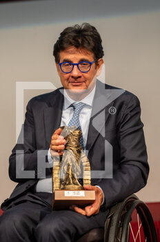2022-07-04 - Luca Pancalli (President of the CIP Italian Paralympic Committee) with the Olympus prize - LUCA PANCALLI RECEIVES THE OLYMPUS AWARD - NEWS - EVENTS