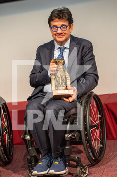 2022-07-04 - Luca Pancalli (President of the CIP Italian Paralympic Committee) with the Olympus prize - LUCA PANCALLI RECEIVES THE OLYMPUS AWARD - NEWS - EVENTS