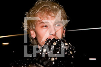 2022-01-15 - American actor and singer Machine Gun Kelly is seen at Dolce & Gabbana red carpet during the MFW 2022 in Milan, Italy - MACHINE GUN KELLY - DOLCE & GABBANA MFW 2022  - NEWS - FASHION