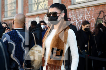 2022-01-15 - A guest wearing a Fendi scarf arrives at the Fendi red carpet during the MFW 2022 in Milan, Italy, on 15 January 2022 - FENDI - MILAN MEN'S FASHION WEEK - FALL/WINTER 2022 - NEWS - FASHION