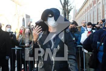 2022-01-15 - A guest arrives at the Fendi red carpet during the MFW 2022 in Milan, Italy, on 15 January 2022 - FENDI - MILAN MEN'S FASHION WEEK - FALL/WINTER 2022 - NEWS - FASHION
