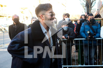 2022-01-15 - Guest arrives at the Fendi red carpet during the MFW 2022 in Milan, Italy, on 15 January 2022 - FENDI - MILAN MEN'S FASHION WEEK - FALL/WINTER 2022 - NEWS - FASHION