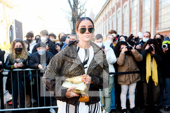 2022-01-15 - Guest arrives at the Fendi red carpet during the MFW 2022 in Milan, Italy, on 15 January 2022 - FENDI - MILAN MEN'S FASHION WEEK - FALL/WINTER 2022 - NEWS - FASHION