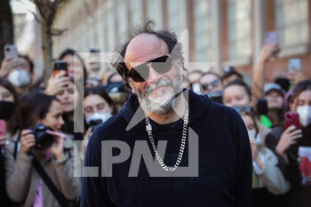 2022-02-23 - Luca Guadagnino arriving at Fendi fashion show during the Milan Fashion Week Fall/Winter 2022/2023 on February 23, 2022 in Milan, Italy. - FENDI - OUTSIDE CELEBRITY ARRIVALS - MILAN FASHION WEEK FALL/WINTER - NEWS - FASHION