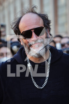 2022-02-23 - Luca Guadagnino arriving at Fendi fashion show during the Milan Fashion Week Fall/Winter 2022/2023 on February 23, 2022 in Milan, Italy. - FENDI - OUTSIDE CELEBRITY ARRIVALS - MILAN FASHION WEEK FALL/WINTER - NEWS - FASHION