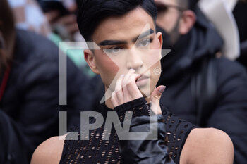 2022-02-24 - A guest is seen before the Emporio Armani fashion show during the Milan Fashion Week Fall/Winter 2022/2023 on February 24, 2022 in Milan, Italy. Photo: Cinzia Camela. - EMPORIO ARMANI - OUTSIDE ARRIVALS - MILAN FASHION WEEK FALL/WINTER 2022/2023 - NEWS - FASHION