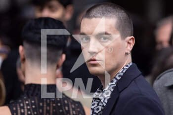 2022-02-24 - Paul Klein is seen arriving at the Emporio Armani fashion show during the Milan Fashion Week Fall/Winter 2022/2023 on February 24, 2022 in Milan, Italy. Photo: Cinzia Camela. - EMPORIO ARMANI - OUTSIDE ARRIVALS - MILAN FASHION WEEK FALL/WINTER 2022/2023 - NEWS - FASHION