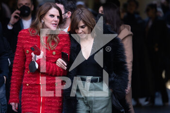 2022-02-24 - Anna Dello Russo and Karin Roitfeld are seen after the Emporio Armani fashion show during the Milan Fashion Week Fall/Winter 2022/2023 on February 24, 2022 in Milan, Italy. Photo: Cinzia Camela. - EMPORIO ARMANI - OUTSIDE ARRIVALS - MILAN FASHION WEEK FALL/WINTER 2022/2023 - NEWS - FASHION