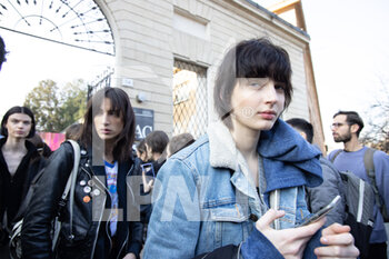 2022-02-25 - Models are seen at Tod's fashion show during the Milan Fashion Week Fall/Winter 2022/2023 on February 25th, 2022 in Milan, Italy. Photo: Cinzia Camela. - TOD'S - OUTSIDE ARRIVALS - MILAN FASHION WEEK WOMENSWEAR FALL/WINTER 2022/2023 - NEWS - FASHION