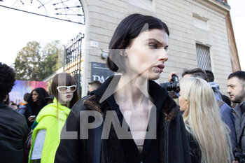 2022-02-25 - A model is seen at Tod's fashion show during the Milan Fashion Week Fall/Winter 2022/2023 on February 25th, 2022 in Milan, Italy. Photo: Cinzia Camela. - TOD'S - OUTSIDE ARRIVALS - MILAN FASHION WEEK WOMENSWEAR FALL/WINTER 2022/2023 - NEWS - FASHION