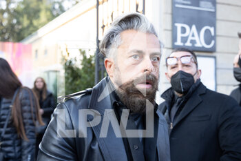 2022-02-25 - Guest is seen at the Tod's fashion show during the Milan Fashion Week Fall/Winter 2022/2023 on February 25th, 2022 in Milan, Italy. Photo: Cinzia Camela. - TOD'S - OUTSIDE ARRIVALS - MILAN FASHION WEEK WOMENSWEAR FALL/WINTER 2022/2023 - NEWS - FASHION