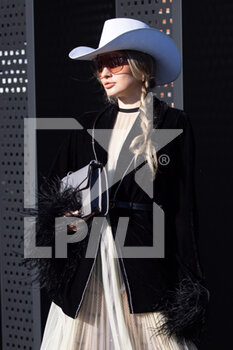 2022-02-25 - A guest is seen at the Gucci fashion show during the Milan Fashion Week Fall/Winter 2022/2023 on February 25th, 2022 in Milan, Italy. Photo: Cinzia Camela. - GUCCI - OUTSIDE ARRIVALS - MILAN FASHION WEEK WOMENSWEAR FALL/WINTER 2022/2023 - NEWS - FASHION
