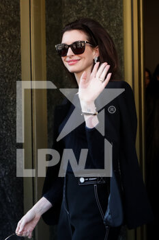 2022-02-27 - Anne Hathaway arriving at Armani fashion show during the Milan Fashion Week Fall/Winter 2022/2023 on February 27, 2022 in Milan, Italy.  - ARRIVALS AT ARMANI FASHION SHOW DURING THE MILAN FASHION WEEK FALL/WINTER 2022/2023 - NEWS - FASHION