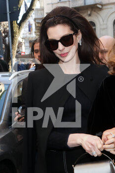 2022-02-27 - Anne Hathaway arriving at Armani fashion show during the Milan Fashion Week Fall/Winter 2022/2023 on February 27, 2022 in Milan, Italy.  - ARRIVALS AT ARMANI FASHION SHOW DURING THE MILAN FASHION WEEK FALL/WINTER 2022/2023 - NEWS - FASHION