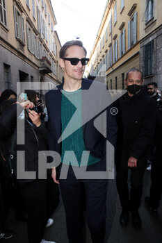 2022-02-27 - Alexander Skarsgård arriving at Armani fashion show during the Milan Fashion Week Fall/Winter 2022/2023 on February 27, 2022 in Milan, Italy.  - ARRIVALS AT ARMANI FASHION SHOW DURING THE MILAN FASHION WEEK FALL/WINTER 2022/2023 - NEWS - FASHION