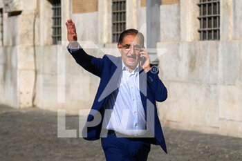 Ignazio La Russa on the phone in Piazza Montecitorio - NEWS - POLITICS