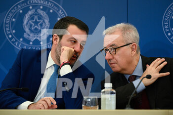 2022-11-22 - Matteo Salvini and Alfredo Mantovano during the session press conference after the approval of the 2023 Budget bill by the Council of Ministerst October 25, 2022 in Rome, Italy. - PRESS CONFERENCE AFTER THE APPROVAL OF THE 2023 BUDGET BILL BY THE COUNCIL OF MINISTERS - NEWS - POLITICS