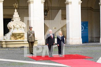 2022-12-05 - ROME, ITALY - DECEMBER 05: Italian Prime Minister Giorgia Meloni welcomes Jordan's King Abdullah II bin Al-Hussein before their meeting at Palazzo Chigi, on December 5, 2022 in Rome, Italy. 
(Photo by Fabrizio Corradetti / Livemedia) - ITALIAN PM GIORGIA MELONI WELCOMES JORDAN'S KING ABDULLAH II - NEWS - POLITICS
