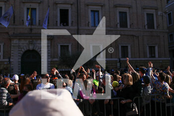 2022-04-18 - The crowd at the event - #SEGUIMI - TEENAGERS MEET THE POPE - NEWS - RELIGION