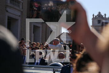 2022-04-18 - Pope Francis on the car - #SEGUIMI - TEENAGERS MEET THE POPE - NEWS - RELIGION