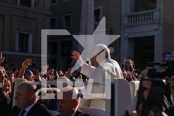2022-04-18 -  - #SEGUIMI - TEENAGERS MEET THE POPE - NEWS - RELIGION