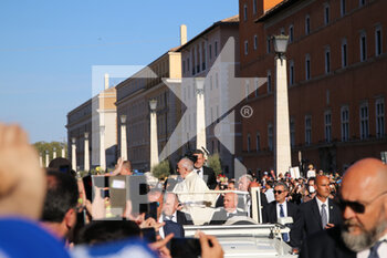 2022-04-18 - Pope Francis on the car - #SEGUIMI - TEENAGERS MEET THE POPE - NEWS - RELIGION