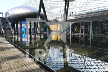 2022-11-18 - L'avveniristica struttura di Fiera Milano dove si svolge la mostra Auto Classiche 2022 - MILANO AUTOCLASSICA 2022 - NEWS - SOCIETY