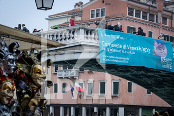 2022-02-19 - Banner of the Venice carnival on the railway bridge - VENICE CARNIVAL 2022 - NEWS - SOCIETY