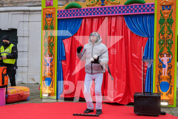2022-02-19 - Masked street performer makes a show - VENICE CARNIVAL 2022 - NEWS - SOCIETY
