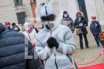 2022-02-19 - Masked street performer makes a show - VENICE CARNIVAL 2022 - NEWS - SOCIETY