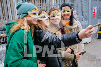 2022-02-19 - masked girls do a selfi - VENICE CARNIVAL 2022 - NEWS - SOCIETY
