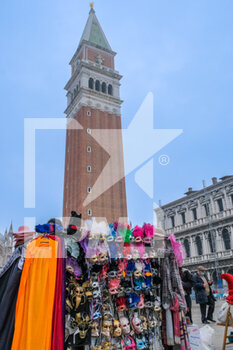 2022-02-19 - Bancheralla that sells masks in Piazza San Marco with a view of the Campanile - VENICE CARNIVAL 2022 - NEWS - SOCIETY