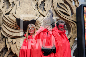 2022-02-19 - Trio of masks on stage in Piazza San Marco - VENICE CARNIVAL 2022 - NEWS - SOCIETY
