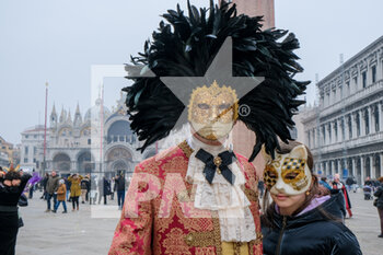 2022-02-19 - Couple of masks posing along the districts and the Basilic of San Marco - VENICE CARNIVAL 2022 - NEWS - SOCIETY