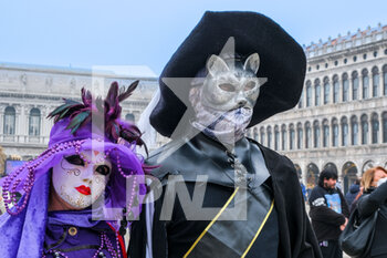 2022-02-19 - Couple of masks posing along the districts in Piazza San Marco - VENICE CARNIVAL 2022 - NEWS - SOCIETY