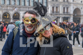 2022-02-19 - couple of masked tourists in Piazza San Marco - VENICE CARNIVAL 2022 - NEWS - SOCIETY
