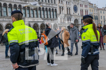 2022-02-19 - Municipal Police checks the tourists in Piazza San Marco - VENICE CARNIVAL 2022 - NEWS - SOCIETY