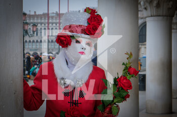 2022-02-19 - Typical Venetian carnival costume in Piazza San Marco - VENICE CARNIVAL 2022 - NEWS - SOCIETY