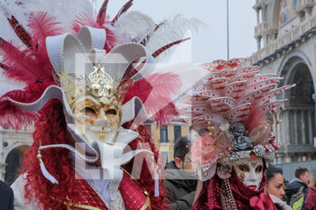 2022-02-19 - Couple of masks posing along the districts - VENICE CARNIVAL 2022 - NEWS - SOCIETY