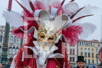 2022-02-19 - Typical Venetian carnival costume in Piazza San Marco - VENICE CARNIVAL 2022 - NEWS - SOCIETY