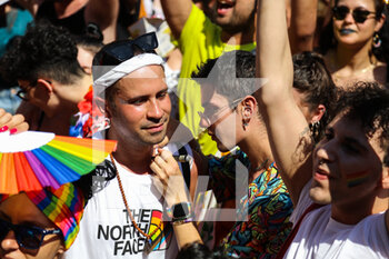 2022-07-02 - Members of the Lesbian, Gay, Bisexual and Transgender (LGBT+) community gather together after taking part in the annual Pride Parade in the streets of Milano  - MILANO PRIDE 2022 - NEWS - SOCIETY